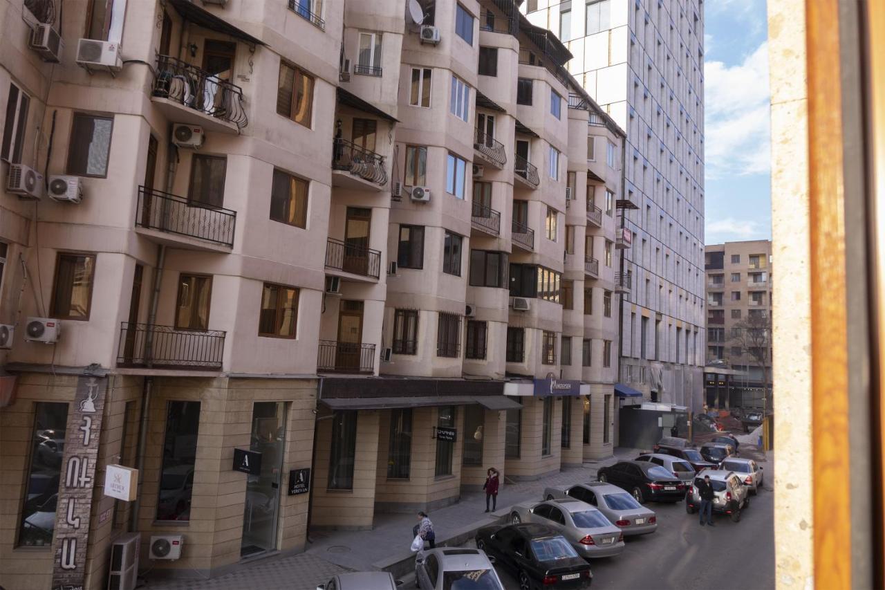 Midcity Hostel Yerevan Ngoại thất bức ảnh